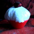 Petit muffin tissu blanc surmonté d'une cerise