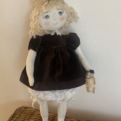 Mia dans sa jolie robe de fête en velours marron..(18cm)