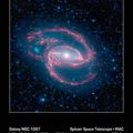 une galaxie enroulée avec un objet en forme d'oeil en son centre. La galaxie, appelée NGC 1097