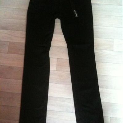 Jean "slim" noir Uniqlo 