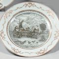 Chine de commande. Assiette ronde peinte en grisaille représentant la "partie de cartes" d'après Teniers, XVIIIème siècle