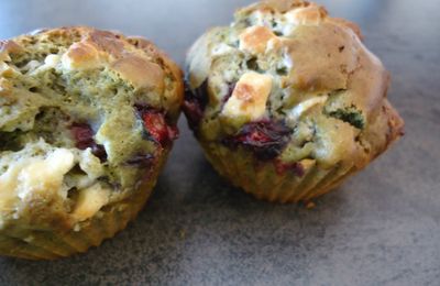 Muffins au thé matcha, cerises et chocolat blanc