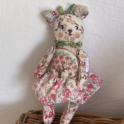 Lili en jupette fleurie..(10cm)