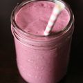 Smoothie santé aux fruits rouges, flocons d'avoine et amandes