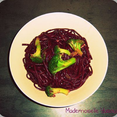 Linguini violets au brocoli et vin rouge