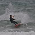 Deux kitesurfeurs dans les vagues du Grau d'Agde (34) le dimanche 16 février 2020