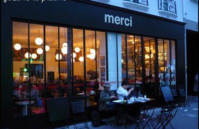 Boire un thé au restaurant du Concept Store Merci, à Paris