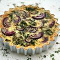 Quiche au chou kale et aux oignons rouges