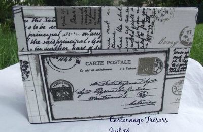 Boite à charnière et onglet pour cartes postales