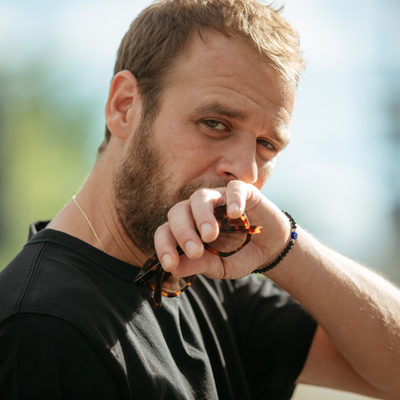 Cyril Mokaiesh regarde passer les trains et s'interroge sur l'industrie musicale 