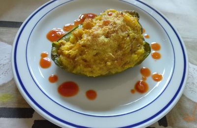 Poivrons farcis à la morue et au riz à la sauce tomate