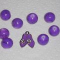 Lot de 8 grosses perles violettes rondes et 1 breloque babouches