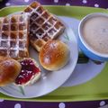 Brioche et gaufre pour un bon petit déjeuner 