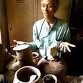 Portrait : un collectionneur d'antiquités en céramique de Huê 