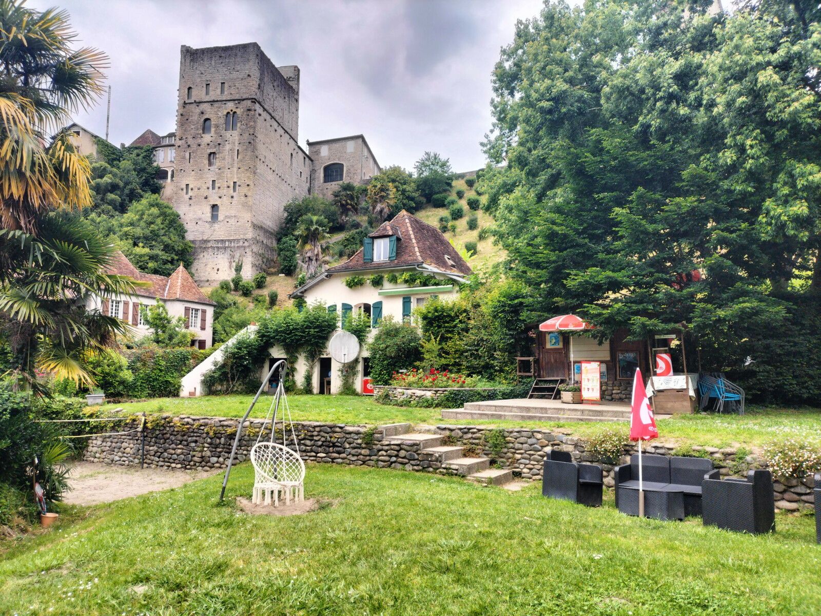 Sauveterre-de-Béarn, bord de Gave, bar Au fil de l'eau et Tour Monréal (64)