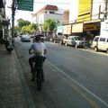 Après 13 heures de train, rien de mieux qu'un peu de velo dans les rues de Chiang Mai