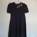 E387 : Robe brodée 60's T.12 ans