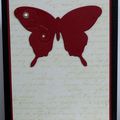 Carte sobre et élégante avec papillon rouge et perles blanches