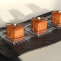 Cubes de mousse de chocolat au lait et verveine en mini-dessert
