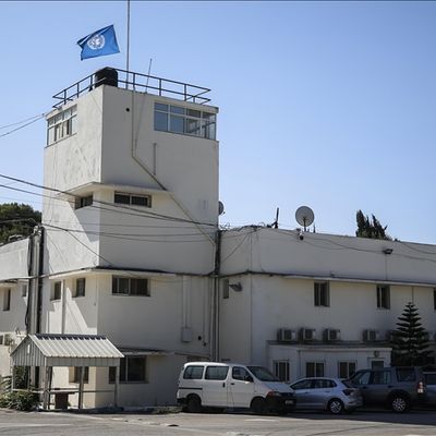 !!Génocide à Gaza: J 797!! La police israélienne remplace le drapeau de l'ONU par celui d''Israël' lors d'un raid au siège de l'UNRWA