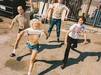 "Cartoon Darkness" par Amyl & The Sniffers : propager l’incendie…