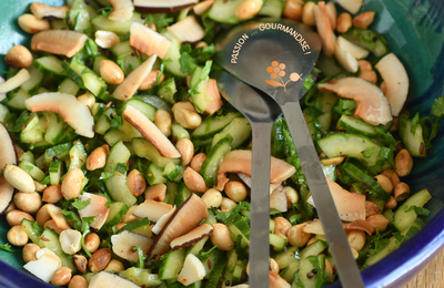 SALADE ÉPiCÉE DE CONCOMBRE, CACAHUÈTES & NOIX DE COCO