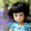 Lucile dans le sous-bois aux fleurs bleues