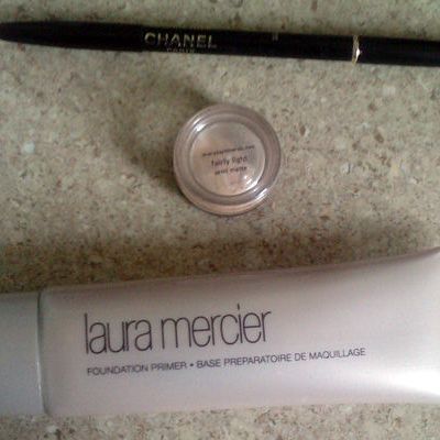 Crayon sourcils Chanel et Base maquillage Laura Mercier