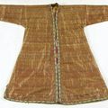 Robe en soie brodée et fil d'or,Tibet; Bandeau en laine tissé &Petit gilet en soie et Kose, Chine, XIXème