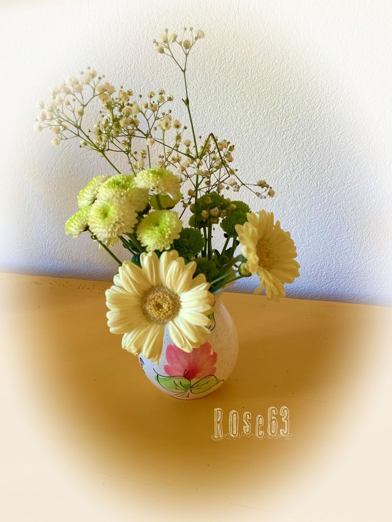 Lundi 27 octobre 2025 Ma gentille voisine m'a offert un beau bouquet dernièrement ,&quot;Un petit bouquet pour prolonger la beauté du geste. Belle semaine à vous qui passez par ici ! mon diapo s'en suit 