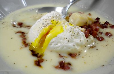 Velouté d’asperges, croustillant de jambon cru et œuf poché