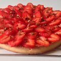 Tarte aux fraises éclats de pistaches caramelisées.