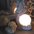 Ravisante lampe boule surmontée d'un angelot songeur idéal sur commode ou chevet de plus bel effet deco romantique ...