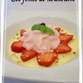 Panna cotta saveur crème brûlée accompagnée de son carpaccio et de son espuma à la fraise