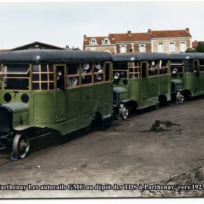 Parthenay Les autorails GMC au dépôt des TDS à Parthenay, vers 1923