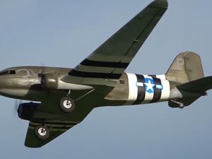Un Douglas C47 aux décorations du débarquement de Normandie.