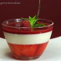 Panna cotta et sa gelée de pêches, coulis de framboises