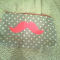 Une moustache sur ma trousse...