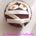 Cupcake au chocolat momifié pour Halloween