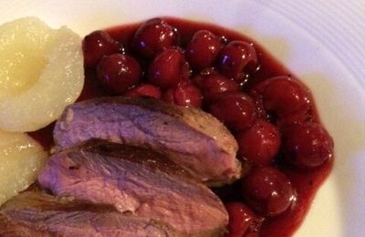 Magret de canard, sauce aux cerises