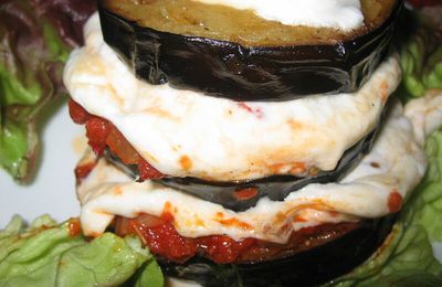 Millefeuille d'aubergine à la tomate et à la mozzarella