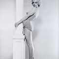 1953 Marilyn tient la colonne par Reisfeld