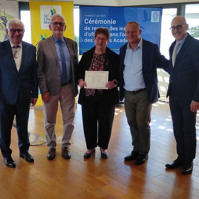 CÉRÉMONIE DE REMISE DES INSGNES D'OFFICIER DANS L'ORDRE DES PALMES ACADÉMIQUES A MADAME JACQUELINE CORAUX PRESIDENTE DU COMITÉ DÉPARTEMENTALE DES MÉDAILLÉS DE LA JEUNESSE, DES SPORTS, ET DE L'ENGAGEMENT ASSOCIATIF