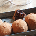 Truffes au chocolat, fève tonka, poivre et cacao cru