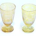 Paire de verres en verre jaune taillé de motif cynégétique et oiseau. XIXe siècle