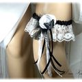 Jarretière de mariée papillon dentelle noir blanc plume satin accessoire de mariée