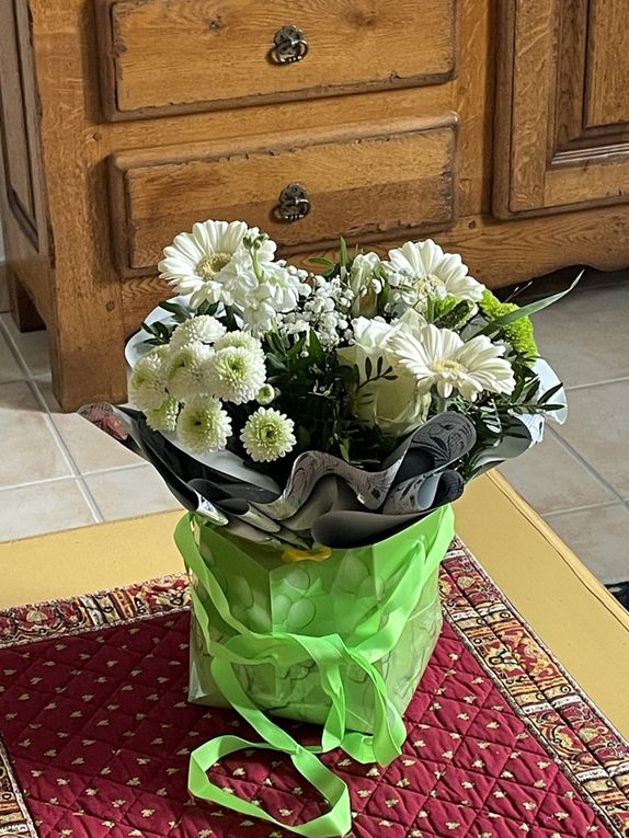 Lundi 27 octobre 2025 Ma gentille voisine m'a offert un beau bouquet dernièrement ,&quot;Un petit bouquet pour prolonger la beauté du geste. Belle semaine à vous qui passez par ici ! mon diapo s'en suit 