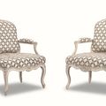 Paire de  fauteuils en bois laqué crème, Époque Louis XV