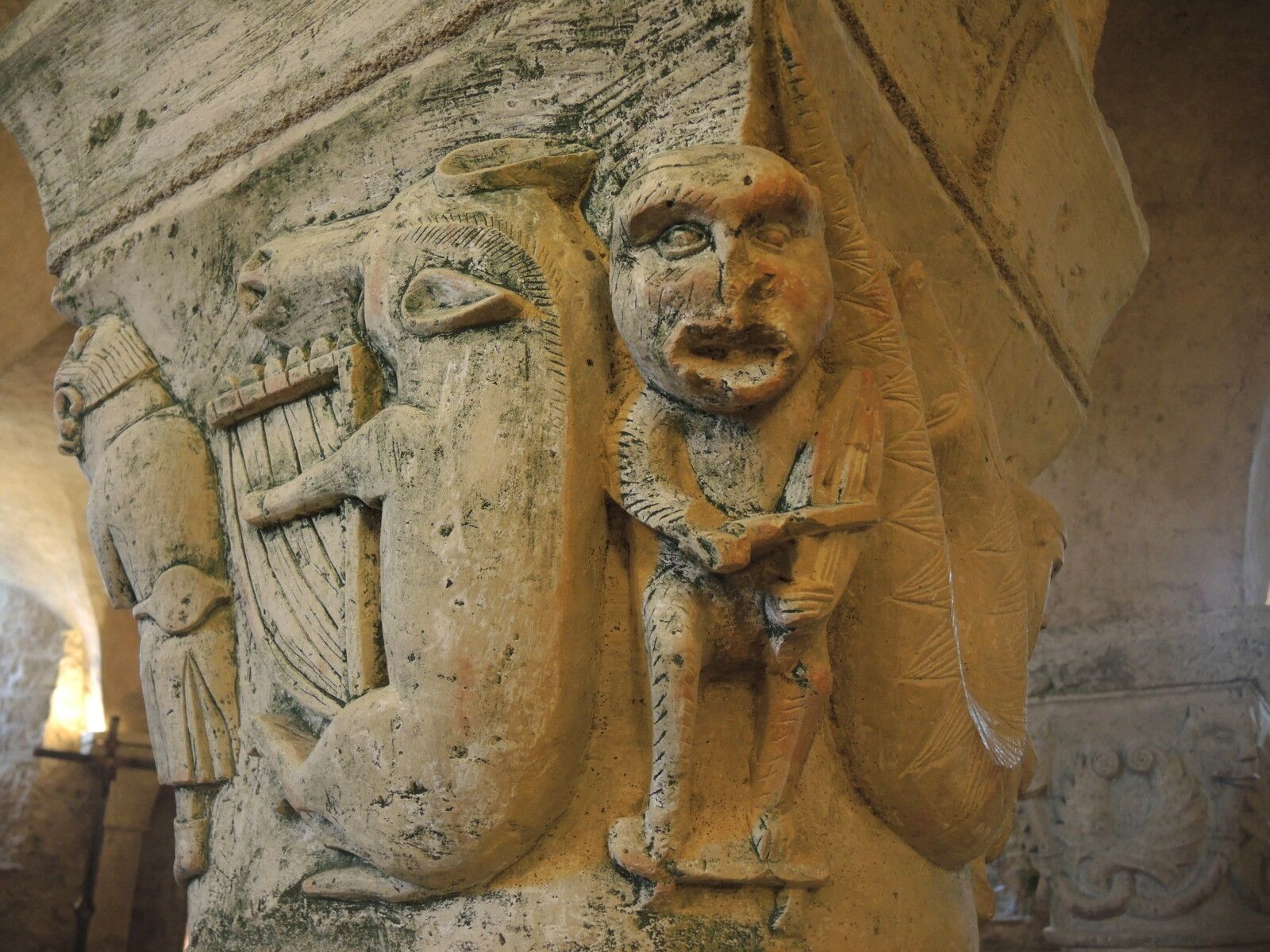 Saint-Parize-le-Châtel, église Saint-Patrice, crypte romane, colonne 5 (58)