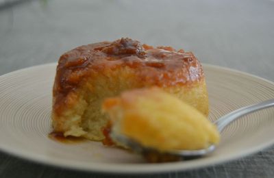 Gâteau de semoule à la fleur d'oranger, caramel beurre salé